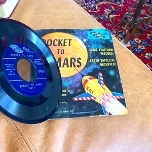 Vintage Rocket to Mars Vinyl 45 little golden Record. An exciting adventure.